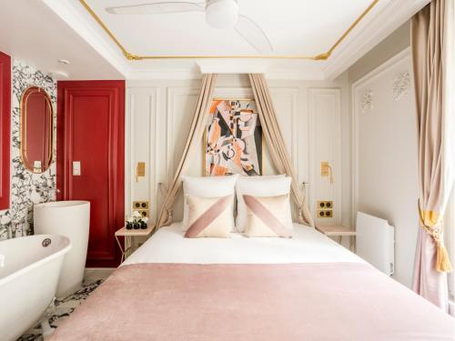 une chambre avec un grand lit et une baignoire dans l'établissement Merveil - Luxury Suite - Opera - Rougemont II, à Paris