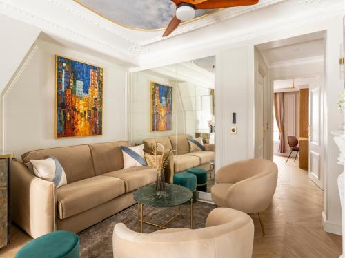 - un salon avec des canapés et un plafond dans l'établissement Merveil - Luxury Suite - Opera - Rougemont II, à Paris