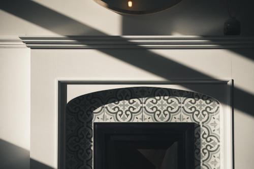 a fireplace with a black and white pattern on it at Modern 3 Bedroom Home in Central Rugby in Rugby