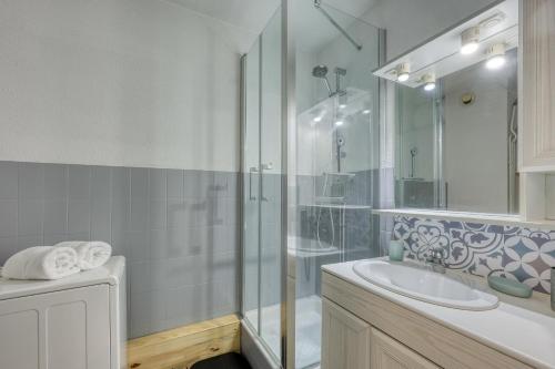 une salle de bain avec une douche en verre et un lavabo dans l'établissement Les Cigales de la Mer - 7min à pied du Port, à Saint-Cyr-sur-Mer