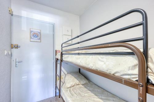 quelques lits superposés dans une chambre dans l'établissement Les Cigales de la Mer - 7min à pied du Port, à Saint-Cyr-sur-Mer