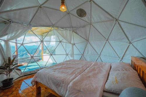 a bedroom in a dome tent with a bed in it at ไร่ดอยช้าง ม่อนเเจ่ม in Mon Jam