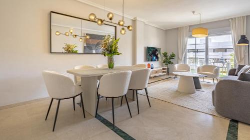 Posezení v ubytování VACATION MARBELLA I Puente Romano Modern Flat, Best location in town, Walk to the beach, Parking and Swimming Pool