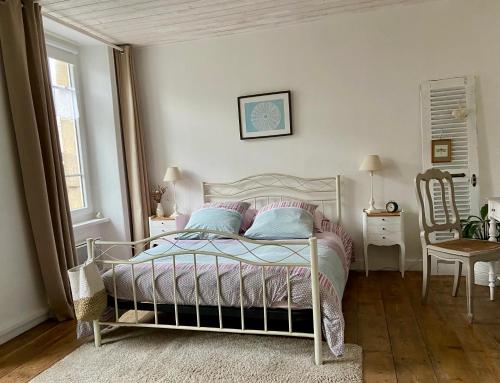 Ένα ή περισσότερα κρεβάτια σε δωμάτιο στο Chambre d'hôte Le CLOS LILAS