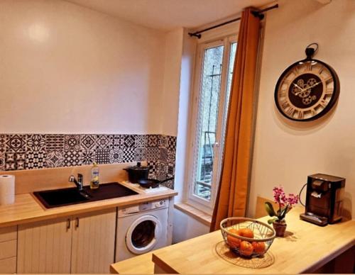 une cuisine avec un évier et une machine à laver dans l'établissement Studio coeur Centre ville Troyes, à Troyes