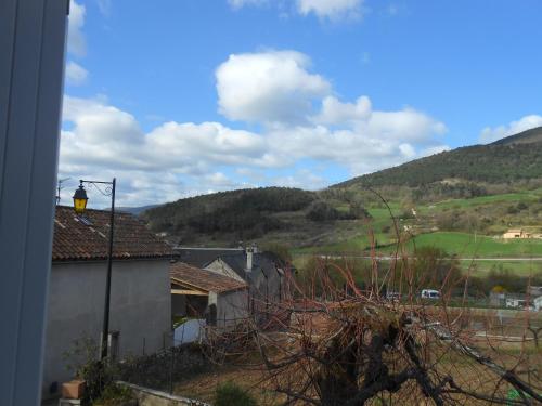 - une vue sur un village avec des montagnes en arrière-plan dans l'établissement Gite du plô, à La Cresse