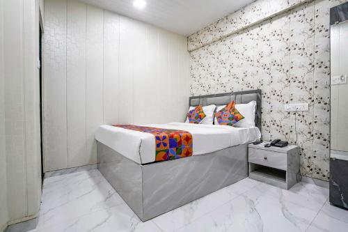 Postel nebo postele na pokoji v ubytování FabHotel Hans Residency