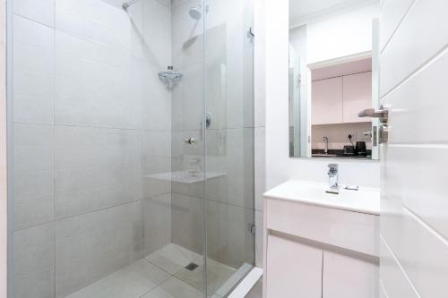 Bilik mandi di Newlands Peak Living Apartments