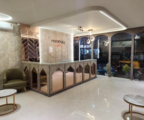 Una vista de una tienda con mesas y sillas. en VISTHARA a unit of Suraksha Stay, en Bangalore