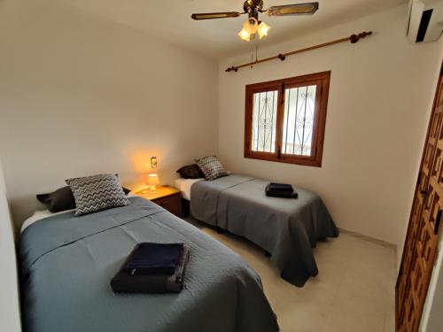 Ένα ή περισσότερα κρεβάτια σε δωμάτιο στο Villa with stunning sea views