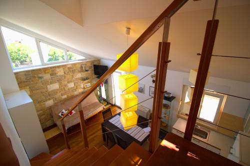 an overhead view of a living room with a staircase at Apartman blizu plaže u Betini in Betina