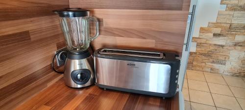 un mixeur installé au-dessus d'un parquet dans l'établissement Beau T2 à 200m de la mer et proches toutes commodités, à Antibes