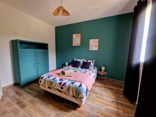a bedroom with a bed and a green wall at Nel Home in Mazan