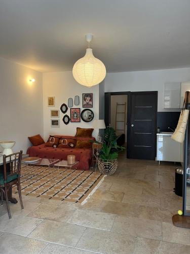 un salon avec un canapé et une table dans l'établissement Le Mas d'Or, à Saint-Rémy-de-Provence