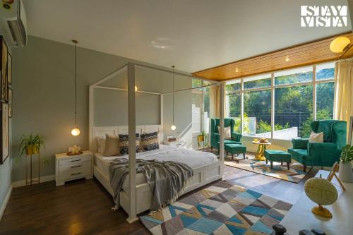 Katil atau katil-katil dalam bilik di StayVista at Riverside Symphony - Bonfire, BBQ, WiFi