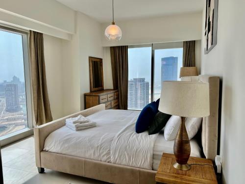 Postel nebo postele na pokoji v ubytování HighFloor 3BR plus Maids GateTower