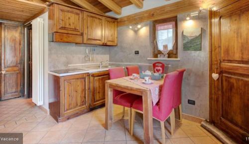 Η κουζίνα ή μικρή κουζίνα στο petit chalet la thuile