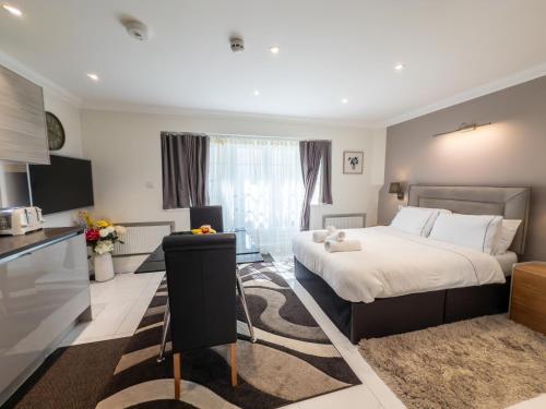 a bedroom with a large bed and a kitchen at Marylebone Executive Apartments in London
