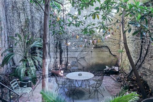 eine Terrasse mit einem Tisch und Stühlen im Garten in der Unterkunft Design Apartments am Römerturm in Köln