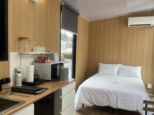 Rúm í herbergi á Kirisawabase Tiny House by Tiny Away