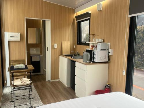 Eldhús eða eldhúskrókur á Kirisawabase Tiny House by Tiny Away