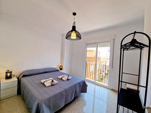 1 dormitorio con 1 cama con 2 almohadas de animales en Beach & Walk La Cala de Mijas, en Mijas Costa