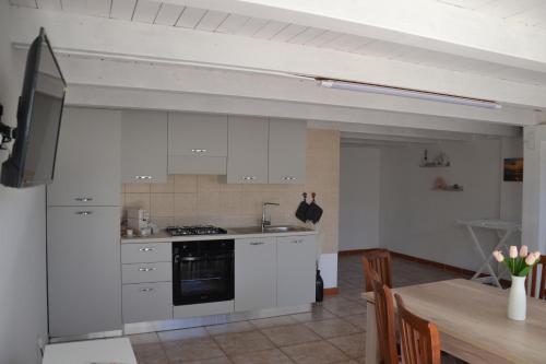 Kuchyň nebo kuchyňský kout v ubytování ENDLESS SUMMER APARTMENTS