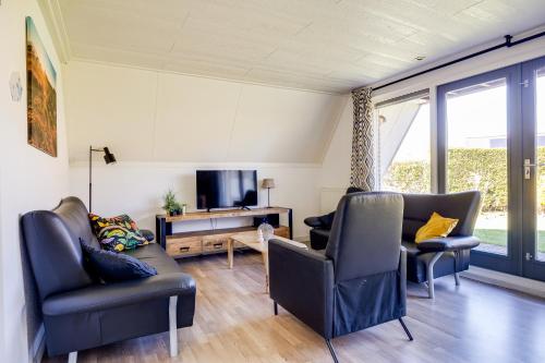TV a/nebo společenská místnost v ubytování Aalscholver I Nette Vrijstaande Vakantiewoning
