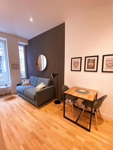 un salon avec un canapé et une table dans l'établissement Le Petit Cordeliers Coeur de Lyon 2 pers, à Lyon
