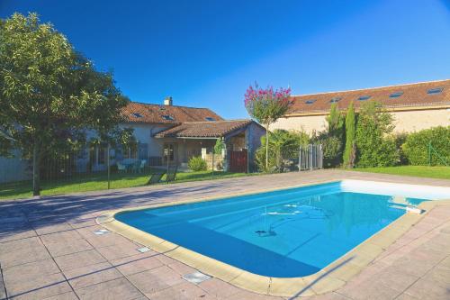 une piscine devant une maison dans l'établissement Maison Orchidée, à Saint-Martial-de-Valette
