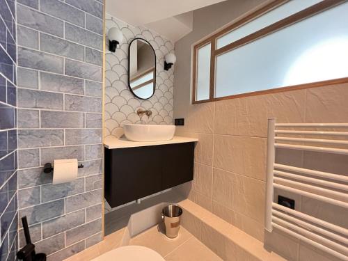 a bathroom with a sink and a mirror at Studio indépendant 27 m2 Jardin du Luxembourg in Paris