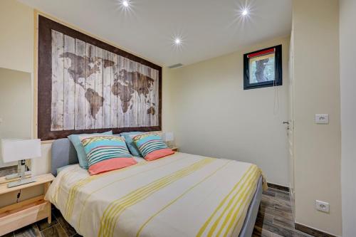 - une chambre avec un lit et une carte murale dans l'établissement Calme et collines, à Aubagne