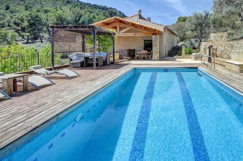 une piscine avec une terrasse en bois et une maison dans l'établissement Calme et collines, à Aubagne