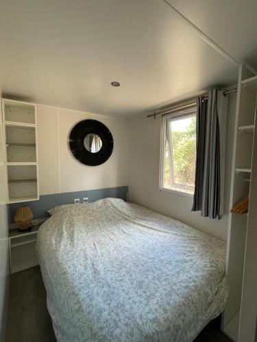 une chambre avec un lit et une fenêtre dans l'établissement L' Escapade, au Muy