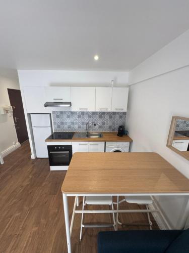 - une cuisine avec une table en bois dans une chambre dans l'établissement Joli Appartement 2 pieces Cannes, à Cannes