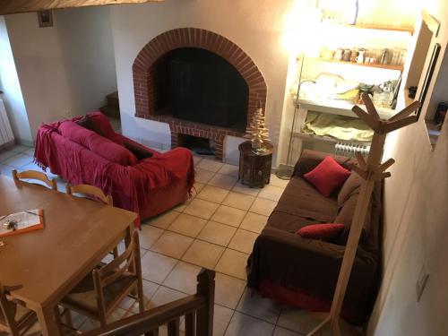 un salon avec un canapé et une cheminée dans l'établissement CHEZ la LOUISE, à Terrasson