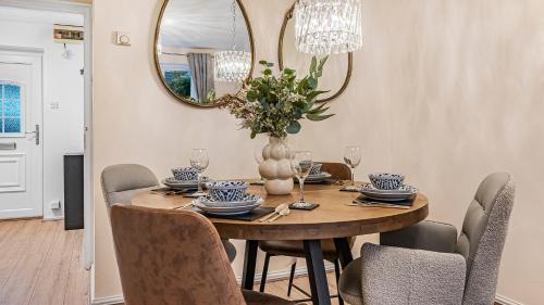 Φωτογραφία από το άλμπουμ του Luxurious 2-Bed Home Near NEC, BHX Airport & JLR Ideal for Contractors or Lesiure Stays σε Solihull