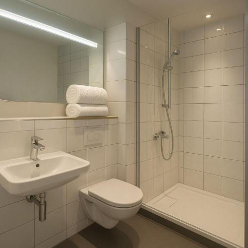 une salle de bain avec toilettes, lavabo et douche dans l'établissement ibis budget Auxerre Nord, à Auxerre