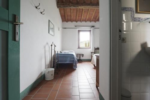 a hallway with a room with a bed and a window at Agriturismo La Ca'Solare in Palaia