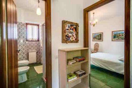 Et badeværelse på Villa Circeo, con piscina e scesa al mare