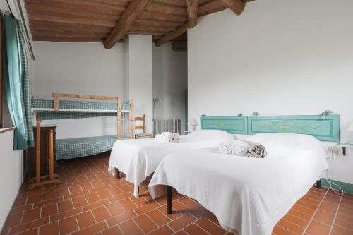 a group of three beds in a room at Agriturismo La Ca'Solare in Palaia