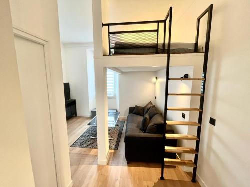 - un salon avec un canapé et une mezzanine dans l'établissement Studio Neuf Clim 4p - Cannes, à Cannes