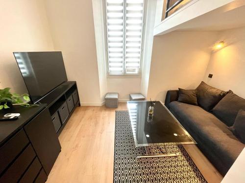 un salon avec un canapé et une table dans l'établissement Studio Neuf Clim 4p - Cannes, à Cannes