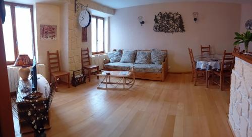 un salon avec un canapé et une table dans l'établissement Superbe appart 6 personnes à Bois d 'Amont avec garage, à Bois-dʼAmont