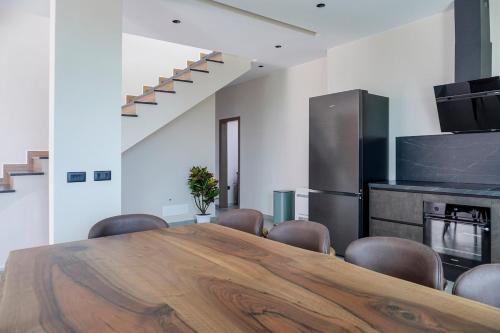 Η κουζίνα ή μικρή κουζίνα στο Mega Luxury Villa
