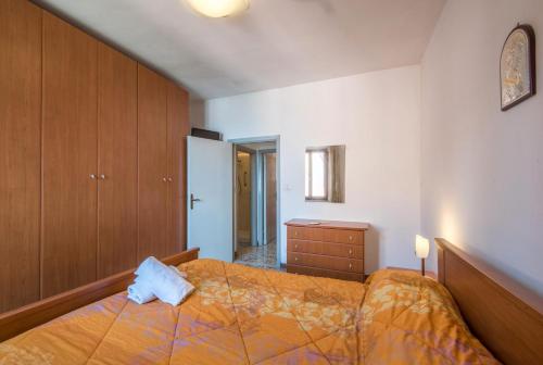Un dormitorio con una cama con una almohada encima. en Lo ZIO EZIO, en Montepulciano