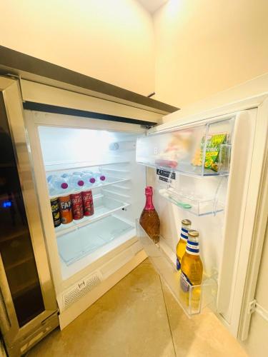 un réfrigérateur ouvert rempli de beaucoup de nourriture et de boissons dans l'établissement B&B Rival room e suite, à Andria
