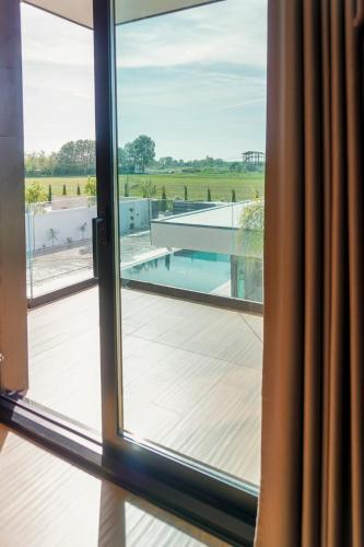 Πισίνα στο ή κοντά στο Mega Luxury Villa