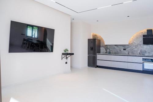 Μια τηλεόραση ή/και κέντρο ψυχαγωγίας στο Mega Luxury Villa