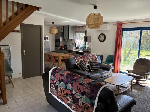 un salon avec un canapé et une table dans l'établissement Gîte Milin à Sizun Hébergement Confortable pour 7 pers, à Sizun